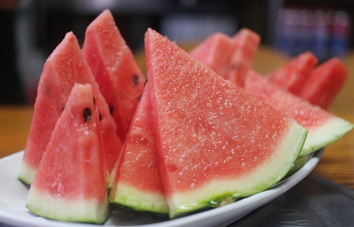 Frutta in spiaggia, quale scegliere e come consumarla: il consiglio dei nutrizionisti