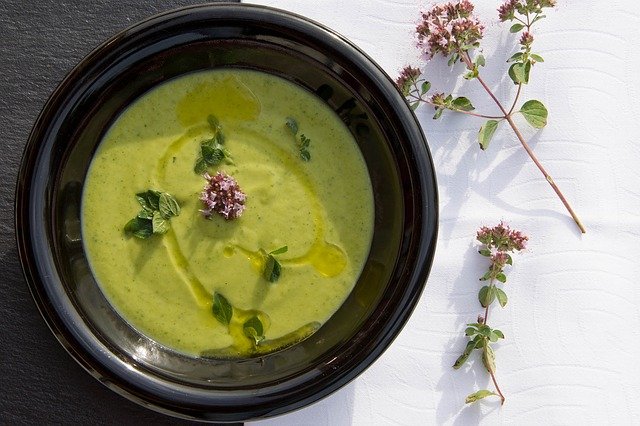 vellutata di ortiche e zucchine