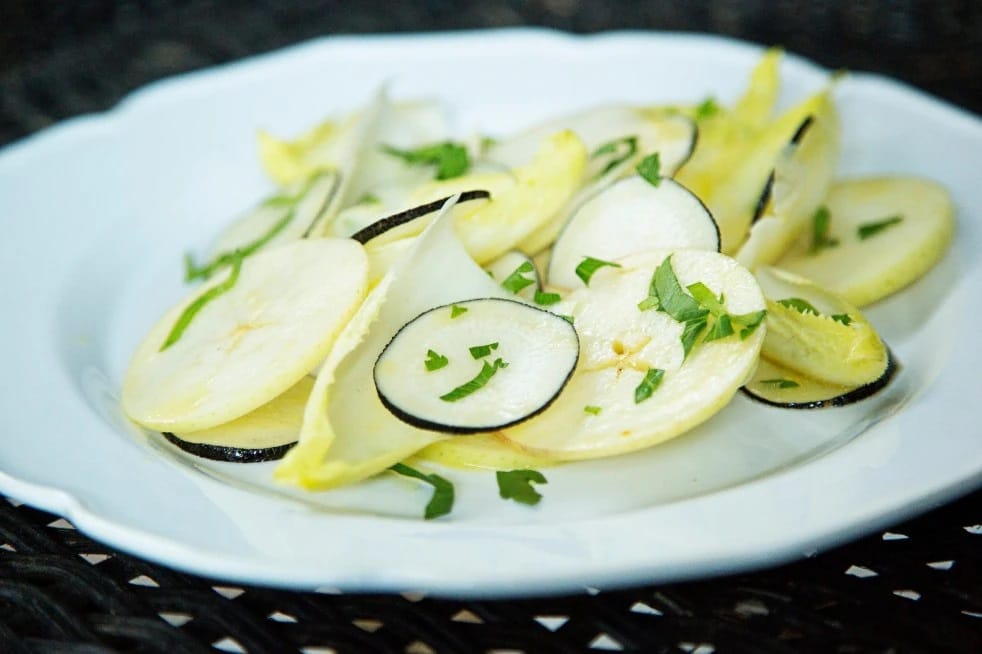 insalata rafano nero e mela verde con indivia