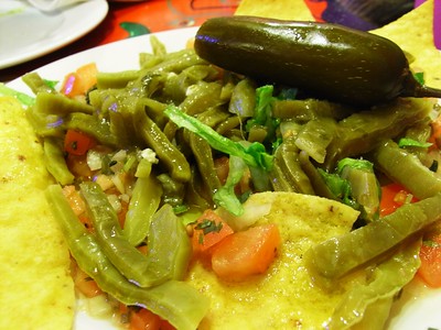 nopales in insalata con nachos