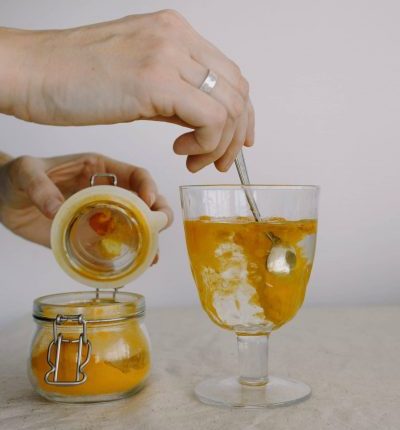 Preparazione di una bevanda gialla in un bicchiere