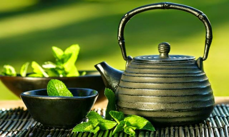 Teiera e foglie di menta