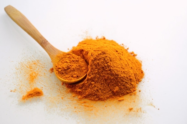 Curcuma in polvere su un cucchiaio