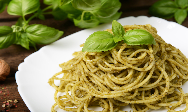 Pranzo veloce e leggero, ricette: pasta al pesto biologico in 15 minuti