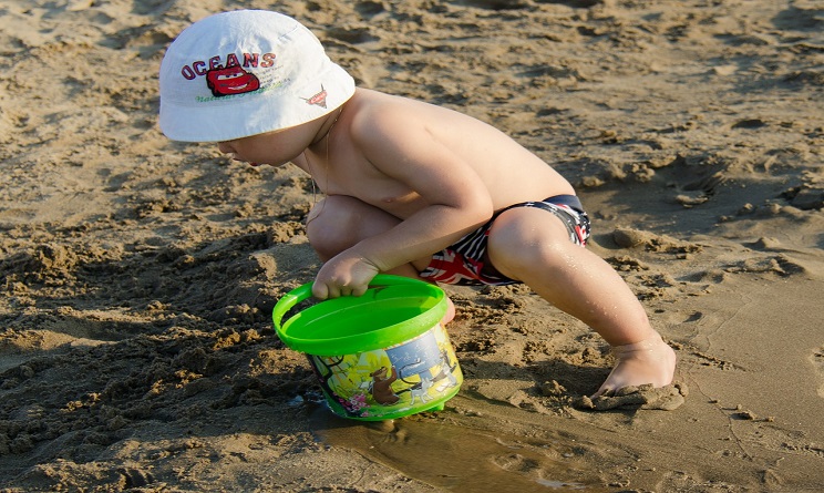 bambini in spiaggia cosa mangiare, bambini in spiaggia, bambini in spiaggia cibo, bambini in spiaggia consigli,