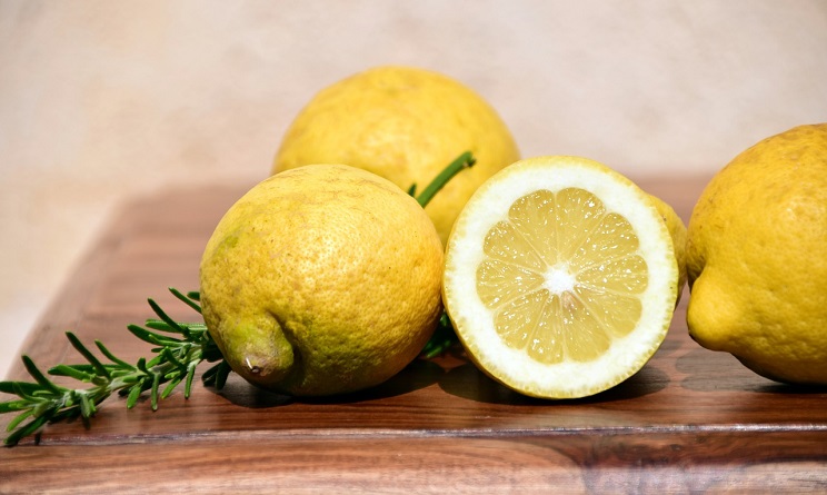 Impacchi per capelli grassi: limone e altri rimedi fai da te