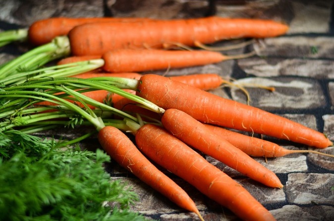 Olio di carota per pelle e abbronzatura perfette: tutte le proprietà e i benefici