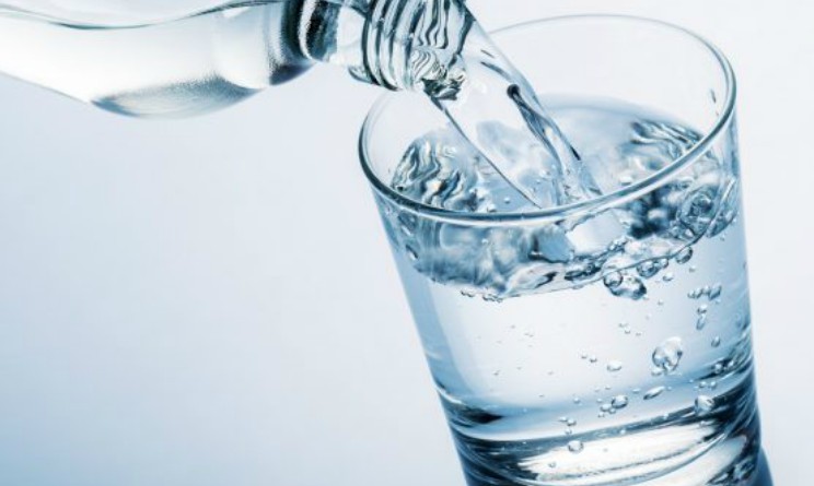 Acqua minerale alcalina, proprietà e benefici