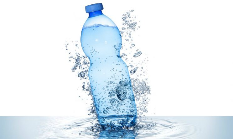 Bere almeno due litri di acqua al giorno fa bene alla salute
