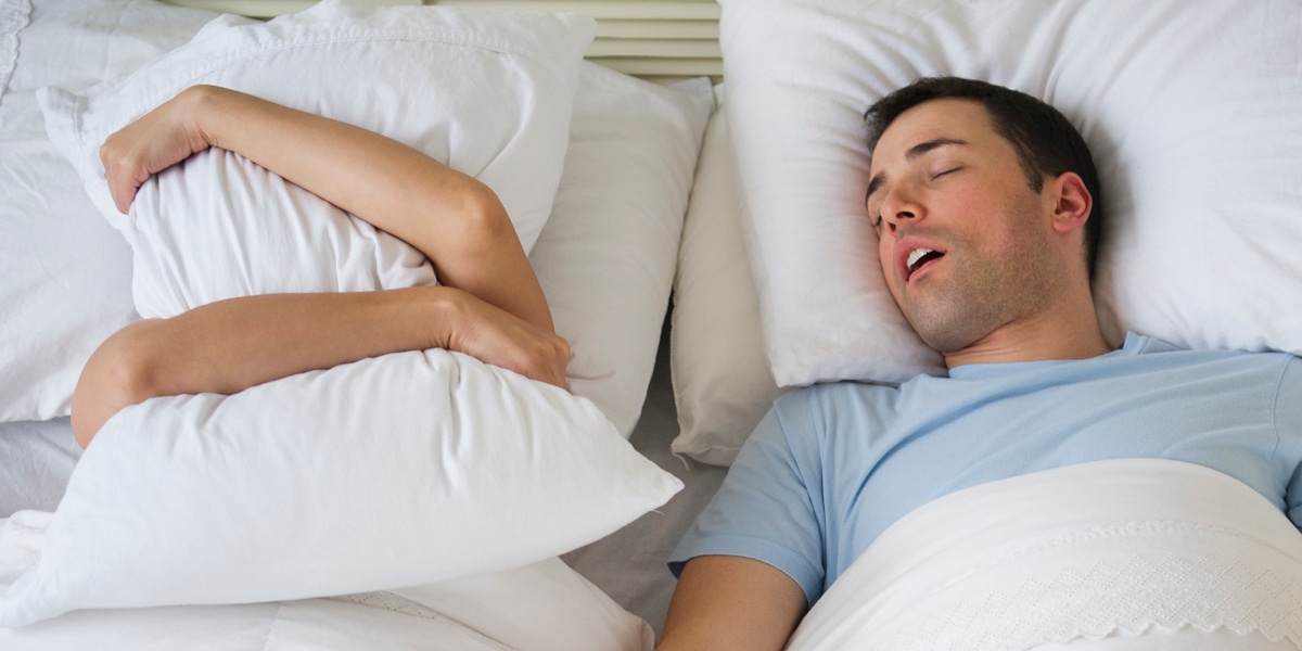 Rimedi naturali per non russare più (e dormire tutti meglio)