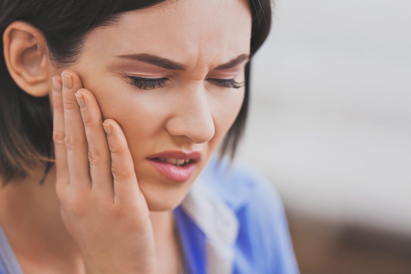 Rimedi naturali contro il mal di denti: 10 modi efficaci per attenuare il dolore