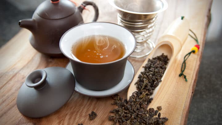Tè oolong: cos’è, come consumarlo e alcuni consigli di benessere