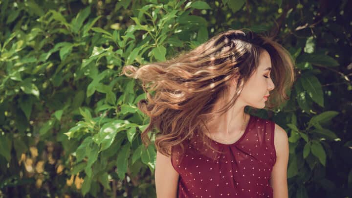 Schiarire i capelli in modo naturale: come farlo a casa